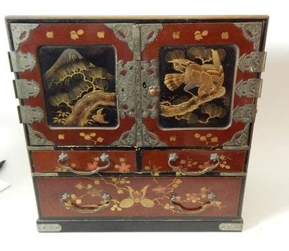 Coffret à bijoux à tiroirs, en bois laqué....