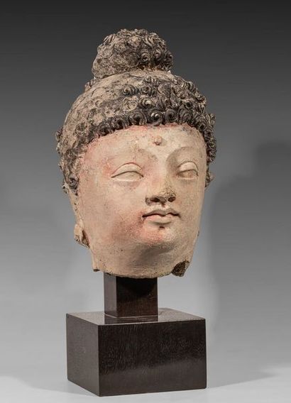 Tête de bouddha en stuc, à la coiffure en...