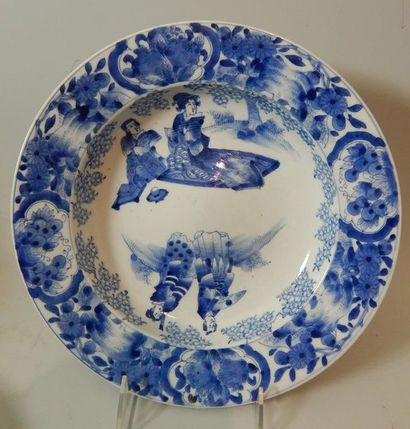 Plat en porcelaine “bleu blanc” à décor de...