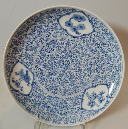 Coupe en porcelaine “bleu blanc” à décor...
