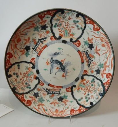 Plat en porcelaine Imari. Japon, Meiji, début...