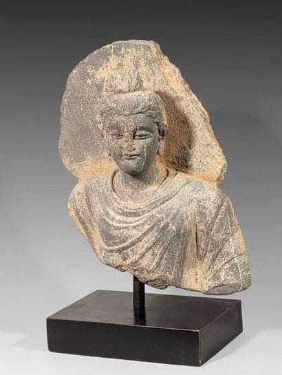 Torse de Bouddha en schiste. H : 28 cm. (Gandhara....