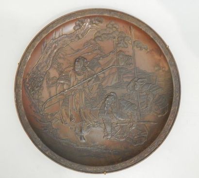 Assiette en bronze, à décor de samouraïs....