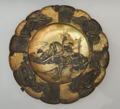 Deux assiettes en métal doré, à décor de...