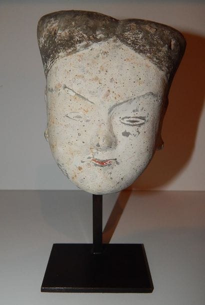 Tête de dame Han en terre cuite. H : 13 cm....