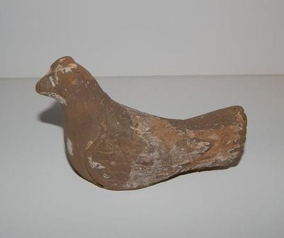 Poule en terre cuite. L : 11,5 cm. (Han....