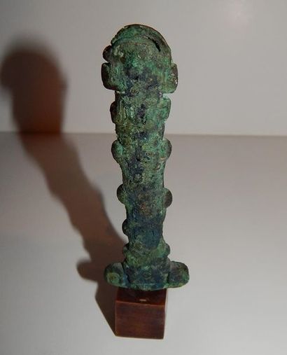 Manche de poignard en bronze. H : 7,5 cm....