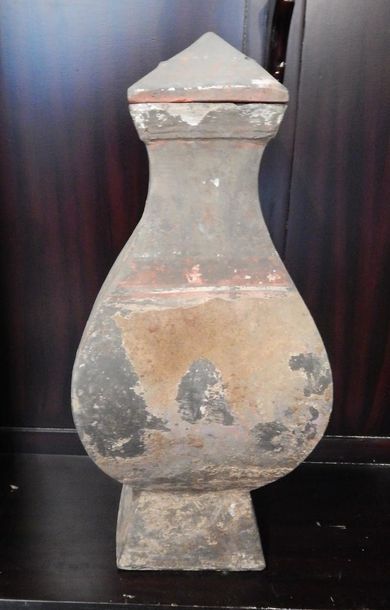Vase couvert de forme “fang”, en terre cuite....