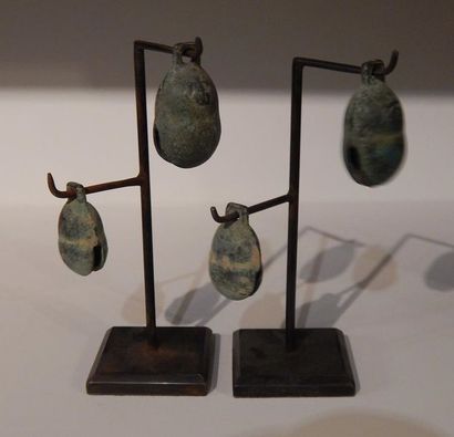 Quatre cloches en bronze. H : 3 cm. (Han....