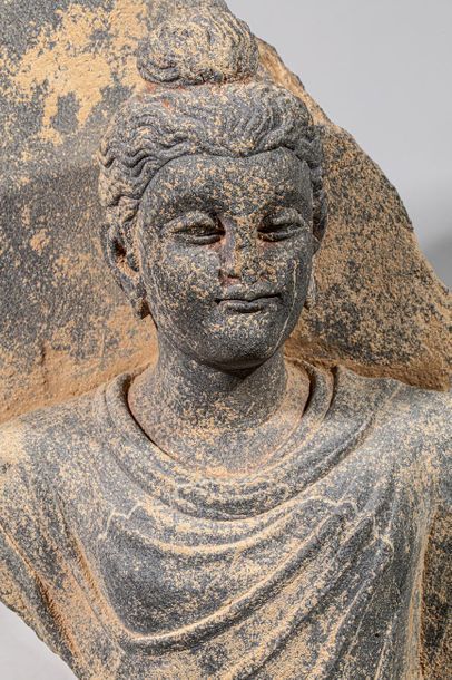 Torse de Bouddha en schiste. H : 28 cm. (Gandhara....
