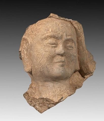 Visage de femme en grès gris. H : 14 cm....