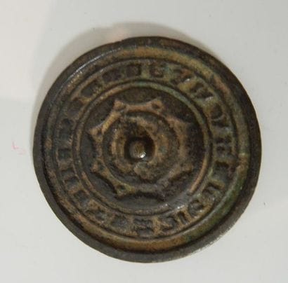 Miroir en bronze. D : 8,5 cm. (Tang. 618...