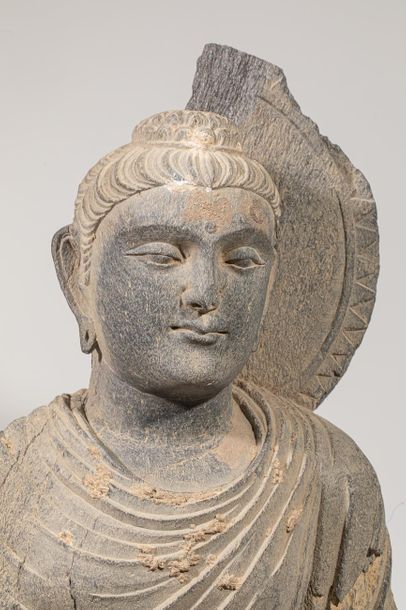 Torse de Bouddha en schiste. H : 36,5 cm....