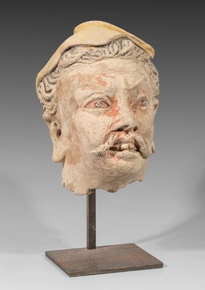 Tête de guerrier en stuc. H : 13 cm. (Gandhara....