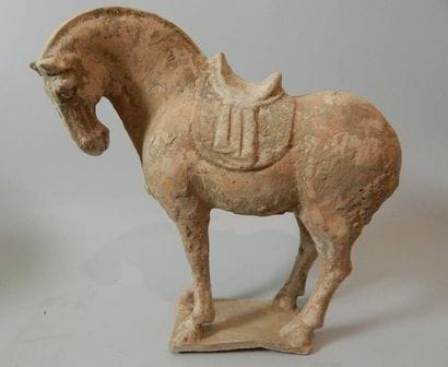 Cheval sellé en terre cuite. H : 25 cm ;...