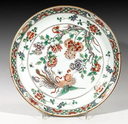 Coupe en porcelaine à décor “famille verte”...