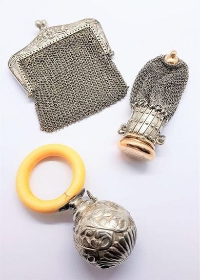 Lot de 2 BOURSES en argent 800/°° et un hochet...