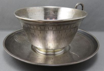 Grande Tasse évasée et sa Soucoupe en argent...