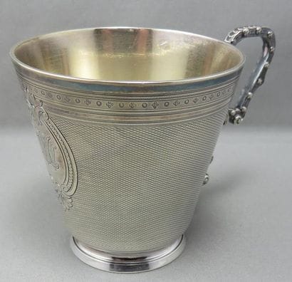 Tasse tronconique en argent à 950°/00 guilloché...