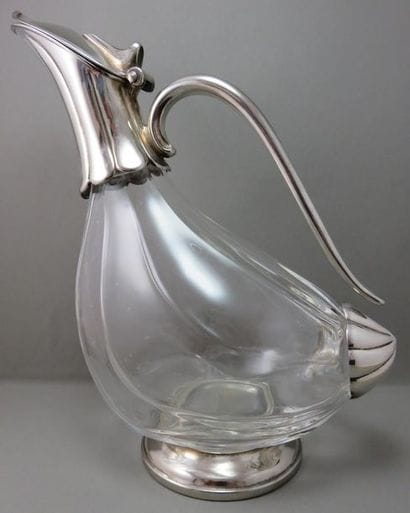 CARAFE en cristal et métal argenté stylisant...