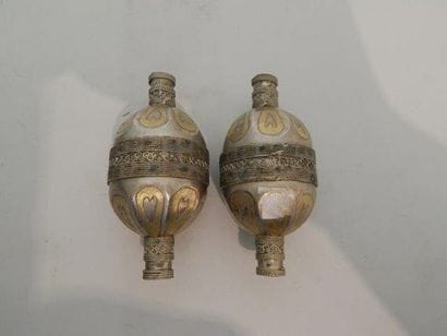 Deux éléments de collier de forme ovoïde...