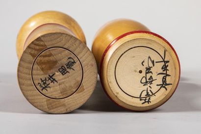KOKESHI

Lot de 2 poupées en bois polychrome...