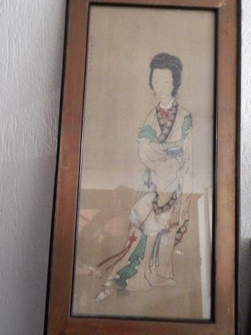 Estampe en couleurs sur papier: femme debout...