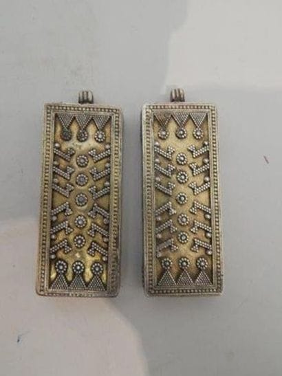 Deux éléments rectangles de collier, en métal...