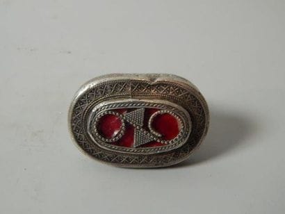 Bague en métal argenté, de forme ronde à...