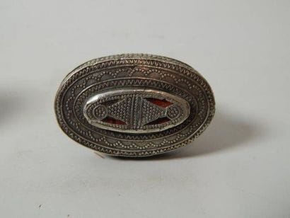 Bague en métal argenté, de forme ronde à...