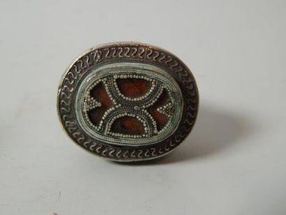 Bague en métal argenté, de forme ronde à...