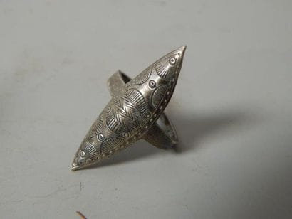 Bague en métal argenté, en forme de losange...
