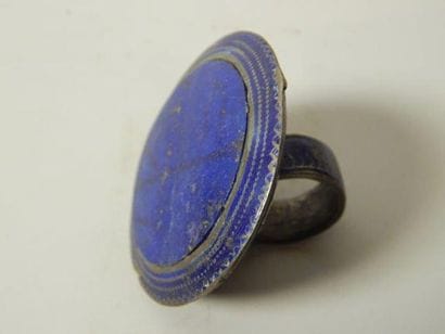 Bague en métal argenté, de forme ronde à...