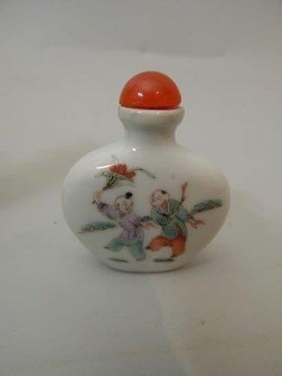 Tabatière de forme écusson en porcelaine...