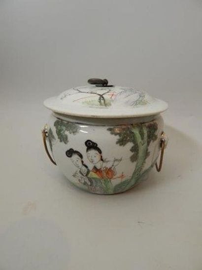 Pot couvert à anses métal en porcelaine à...
