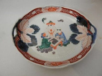 Coupe à anses ajourées en porcelaine à décor...