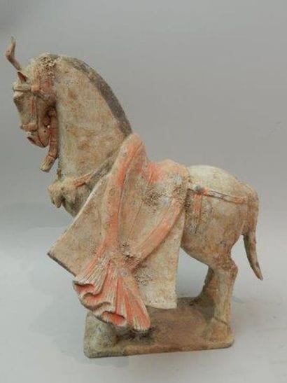 Cheval sellé, en terre cuite à engobe polychrome....