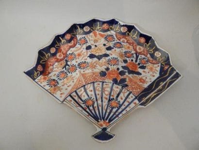 Assiette en forme d'éventail en porcelaine...