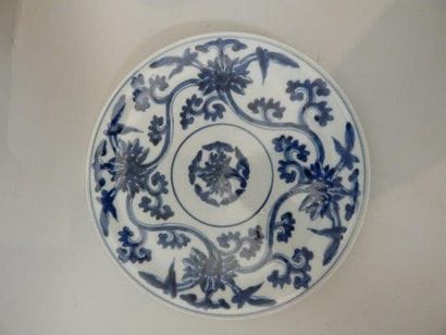 Sept assiettes en porcelaine 