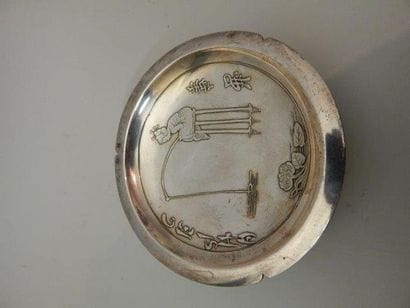 Coupe sur pied en métal argenté à décor de...