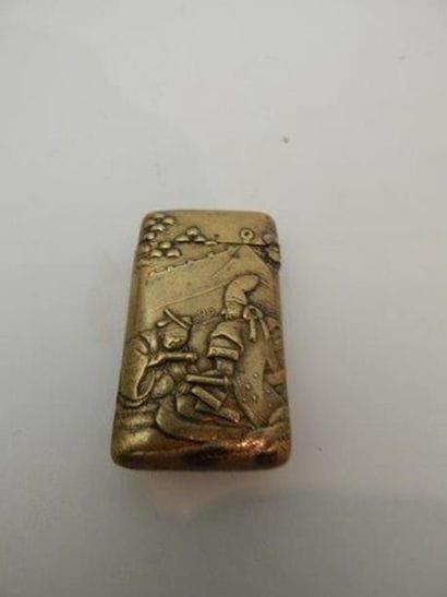 Etui en cuivre doré à décor en relief de...
