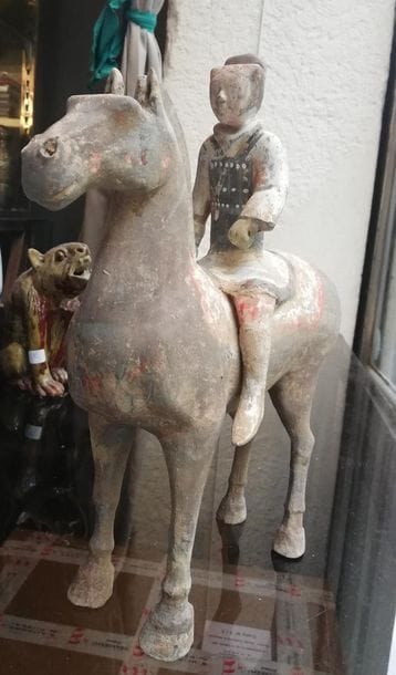 Cavalier sur sa monture à l’arrêt, en terre...
