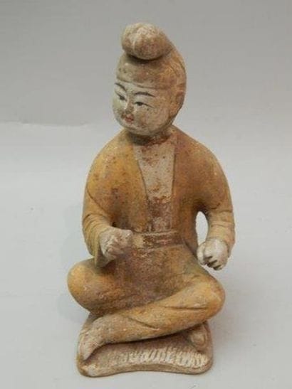 Musicien assis en terre cuite à engobe polychrome....