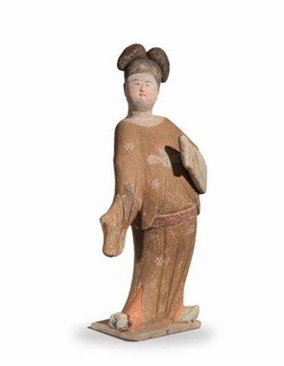 Fat lady debout en terre cuite à engobe polychrome....
