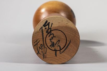 KOKESHI 

Poupée en bois polychrome peinte.

Japon,...