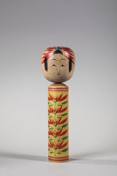 KOKESHI 

Poupée en bois polychrome peinte....