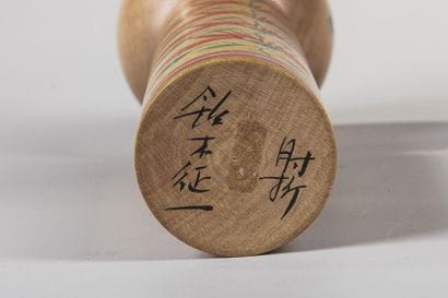 KOKESHI 

Poupée en bois polychrome peinte....