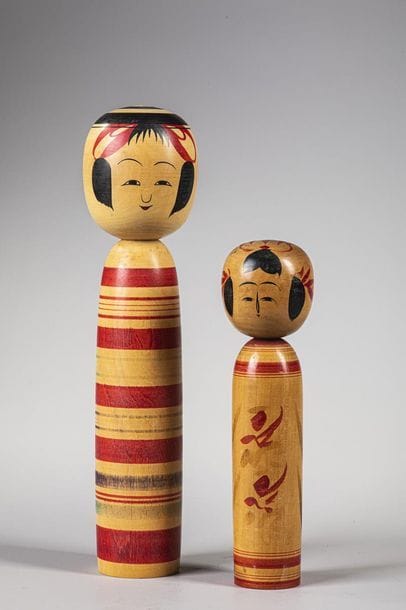 KOKESHI 

Lot de 2 poupées en bois polychrome...
