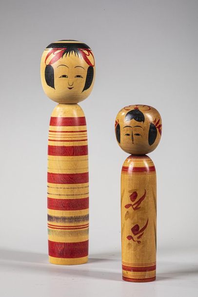 KOKESHI 

Lot de 2 poupées en bois polychrome...