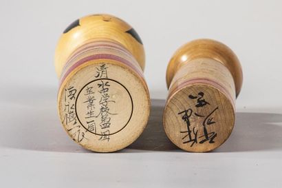 KOKESHI 

Lot de 2 poupées en bois polychrome...